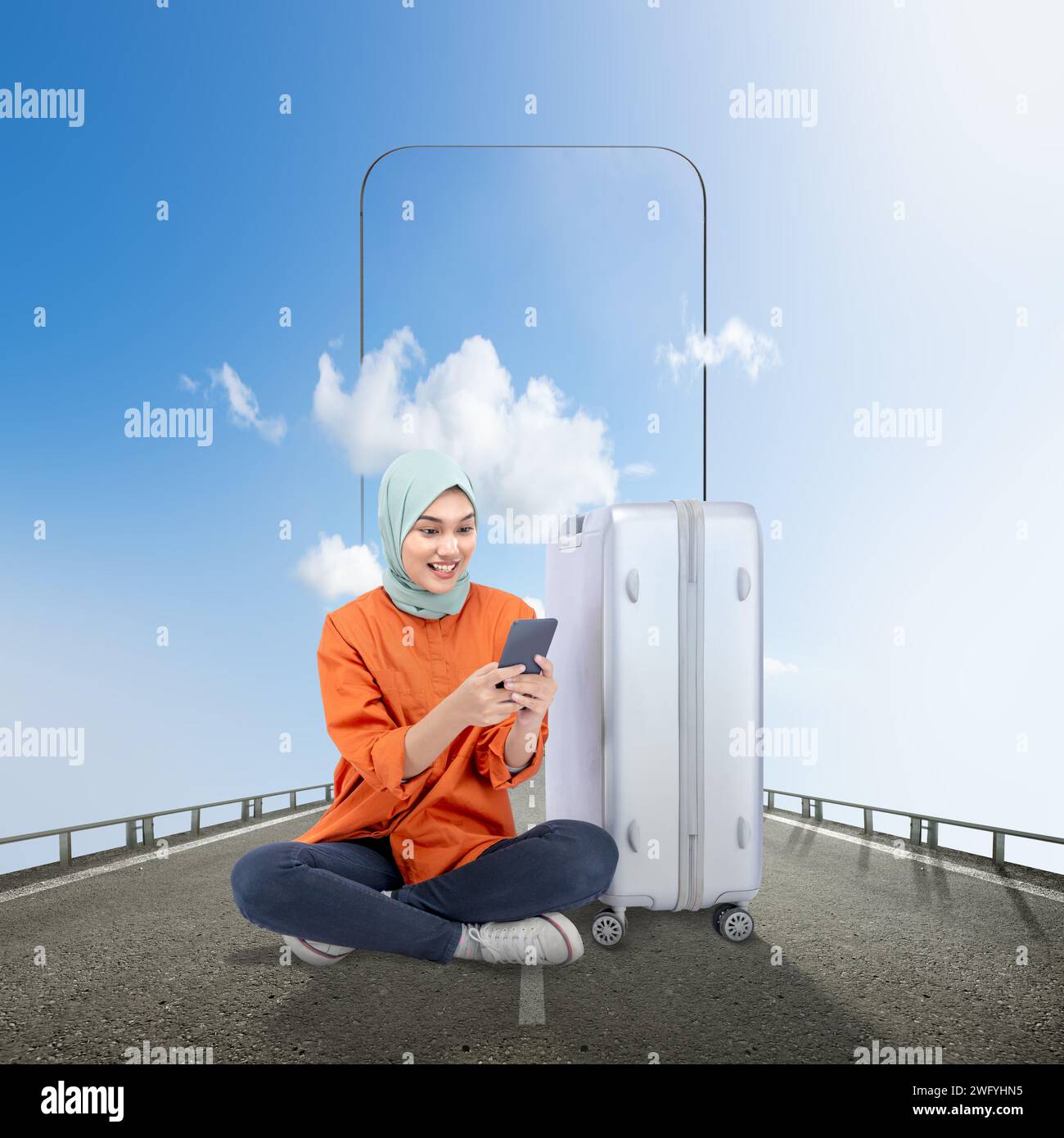 Chica asiática en una bufanda sentada con una maleta mientras usa un teléfono móvil en la calle con una vista del cielo en la pantalla del teléfono móvil. Concepto de viaje Foto de stock