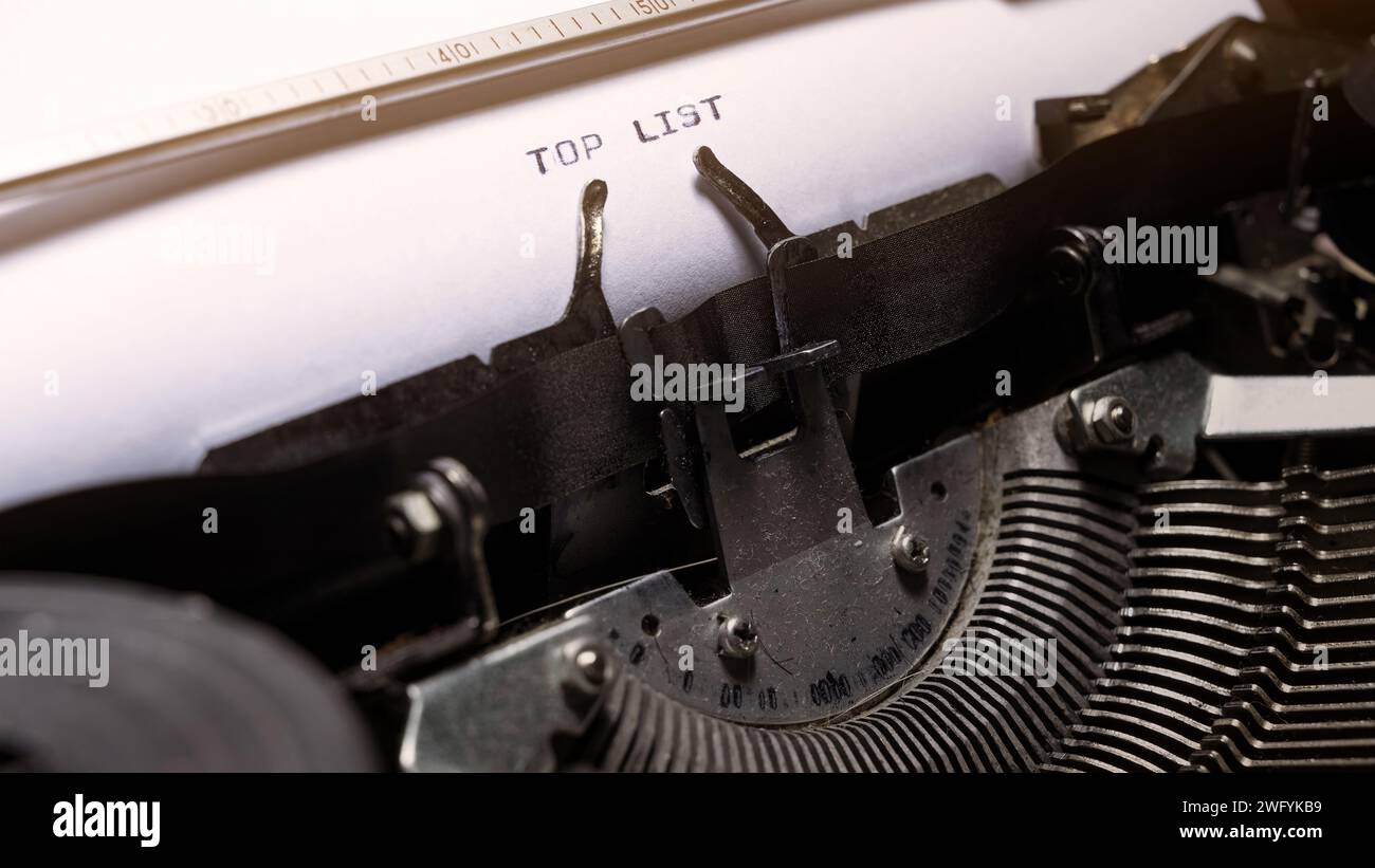 Texto de la lista superior escrito en una máquina de escribir vintage. Concepto de negocio Foto de stock