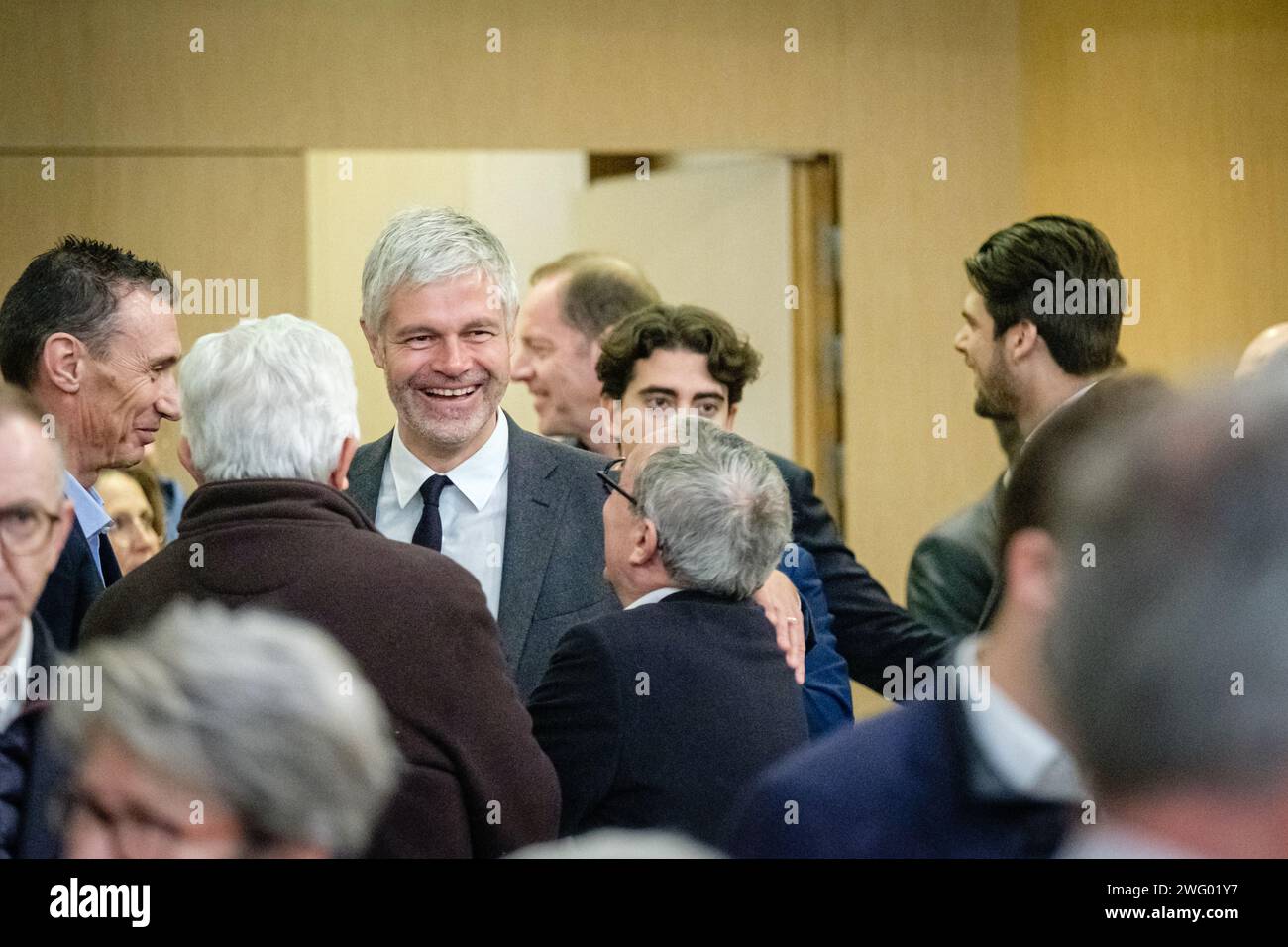 Laurent Wauquiez presidente de la región de auvernia ródano alpes antes de la presentación de la ruta de la carrera de ciclismo Criterium du dauphine en el ho Foto de stock