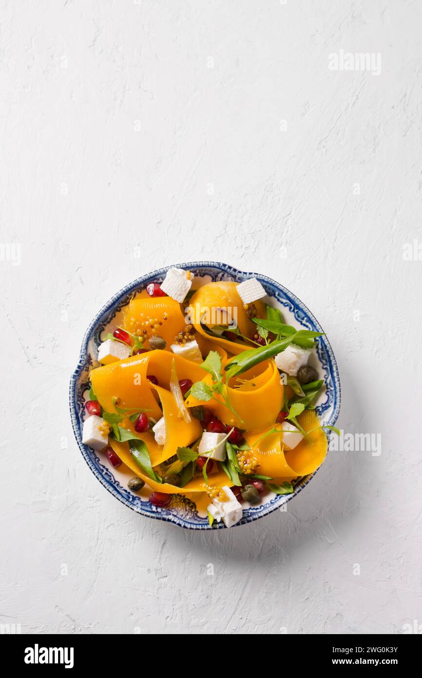 Ensalada de vitamina de calabaza, queso de cabra Foto de stock