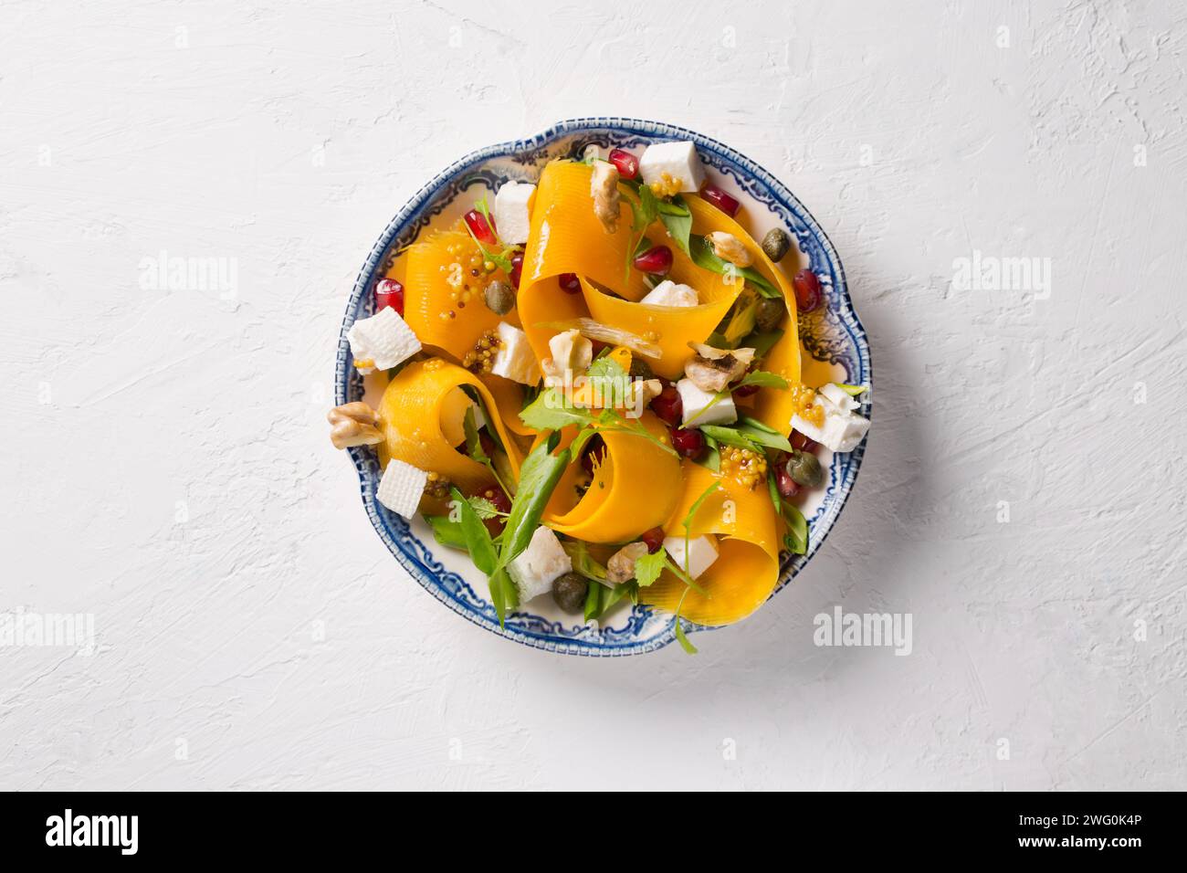 Ensalada de vitaminas de calabaza, queso de cabra y verduras Foto de stock