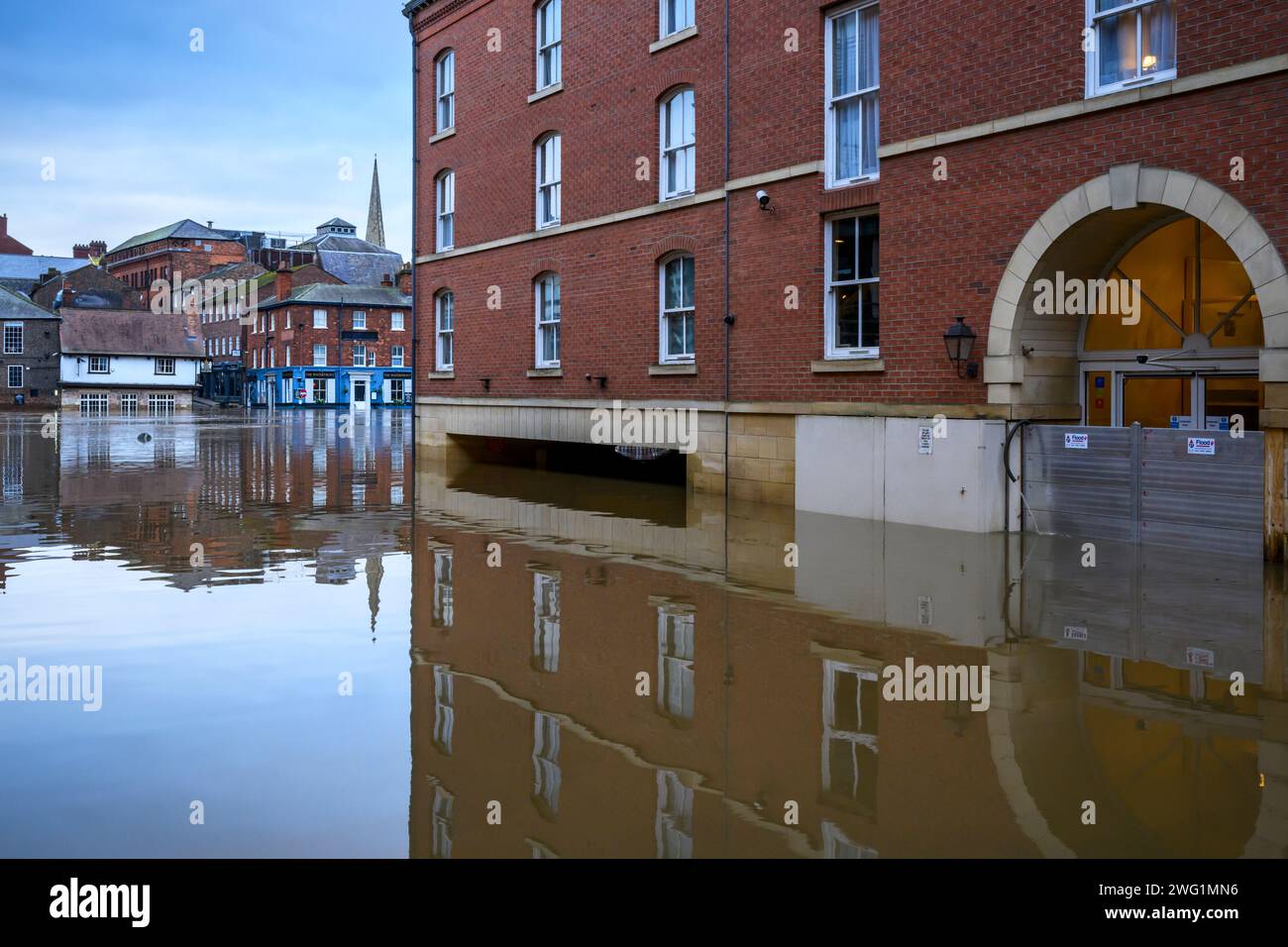 Río Ouse estalló sus orillas después de fuertes lluvias (junto al río sumergido bajo altas inundaciones, locales de pub inundados) - York, North Yorkshire, Inglaterra, Reino Unido. Foto de stock