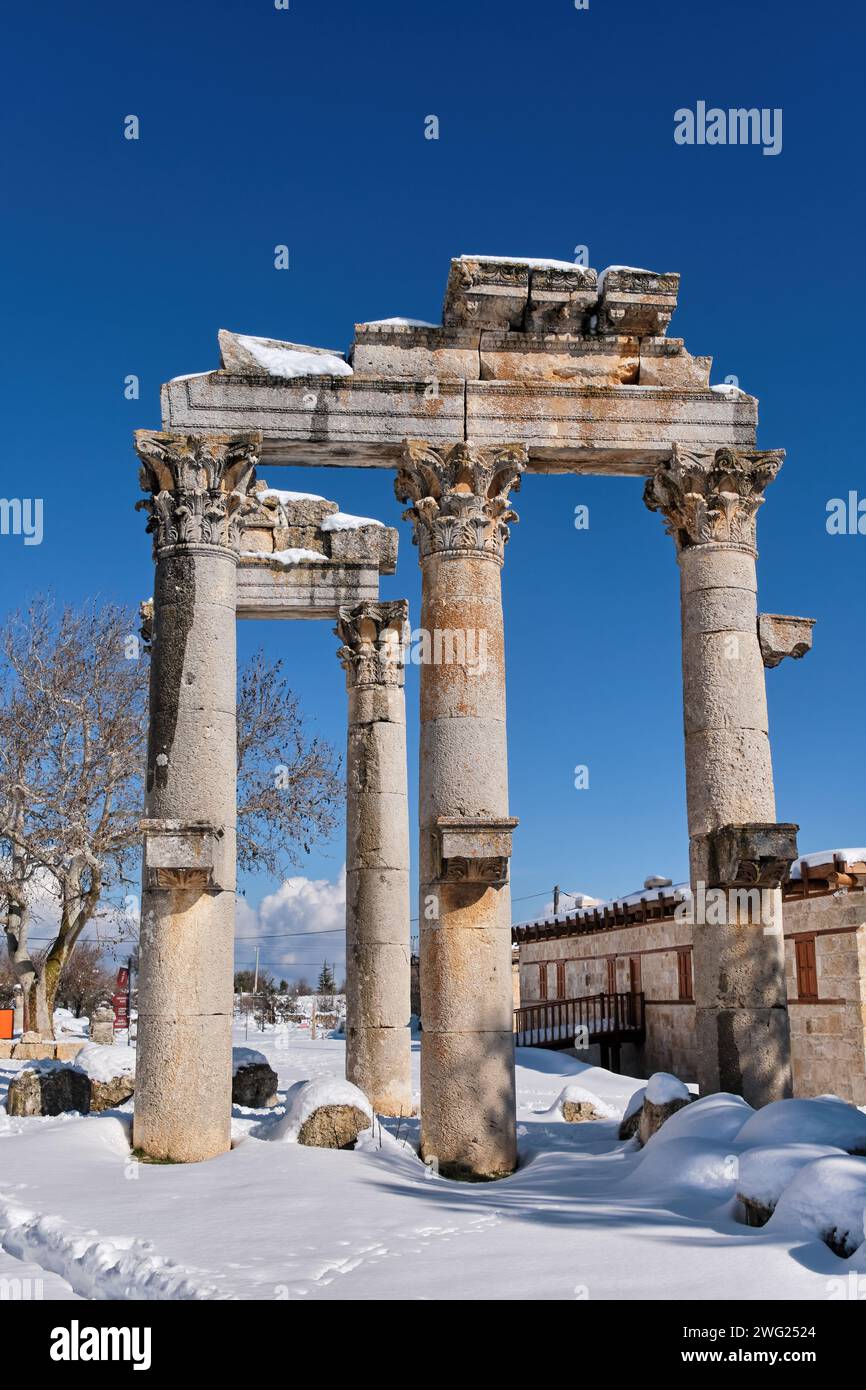 Puerta Ceremonial (pilares) en Uzuncaburc (Diocaesarea), Mersin Turquía (2024) Foto de stock