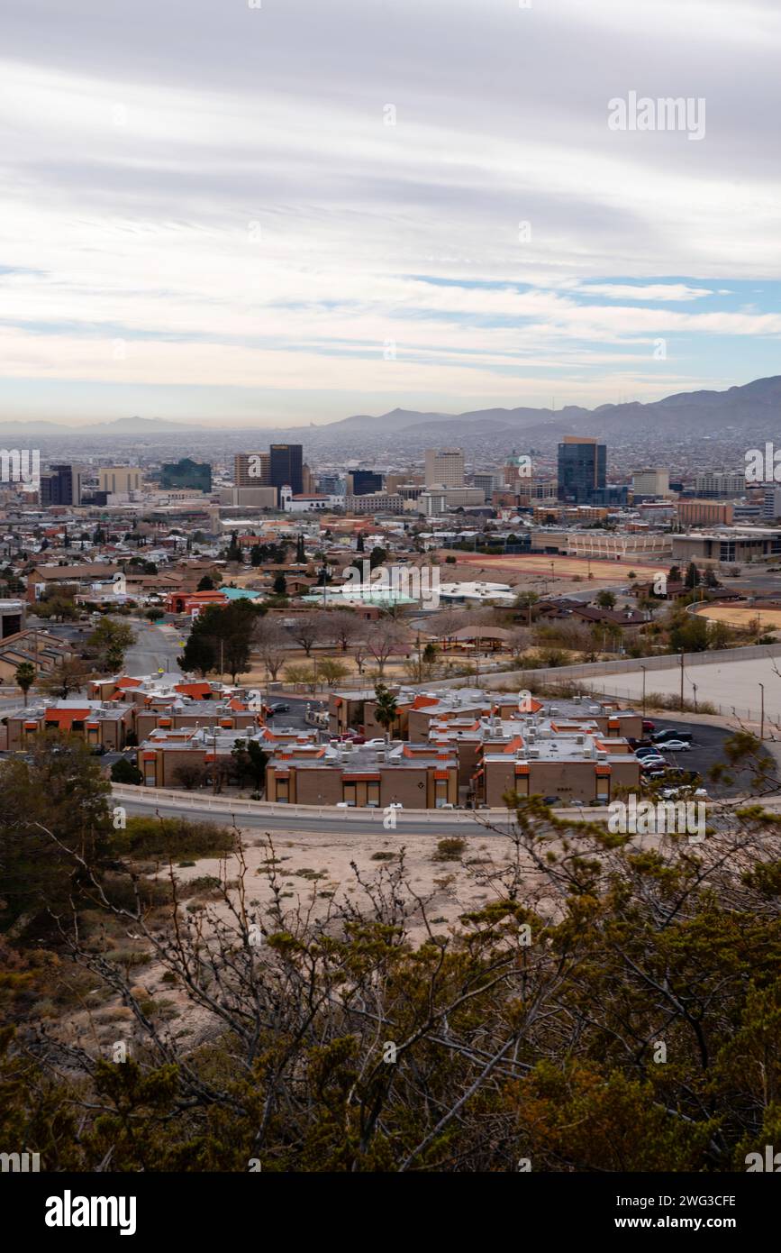 Vista de alto ángulo de El Paso, Texas en una mañana nublada, mirando hacia Ciudad Ju‡rez, México. Foto de stock