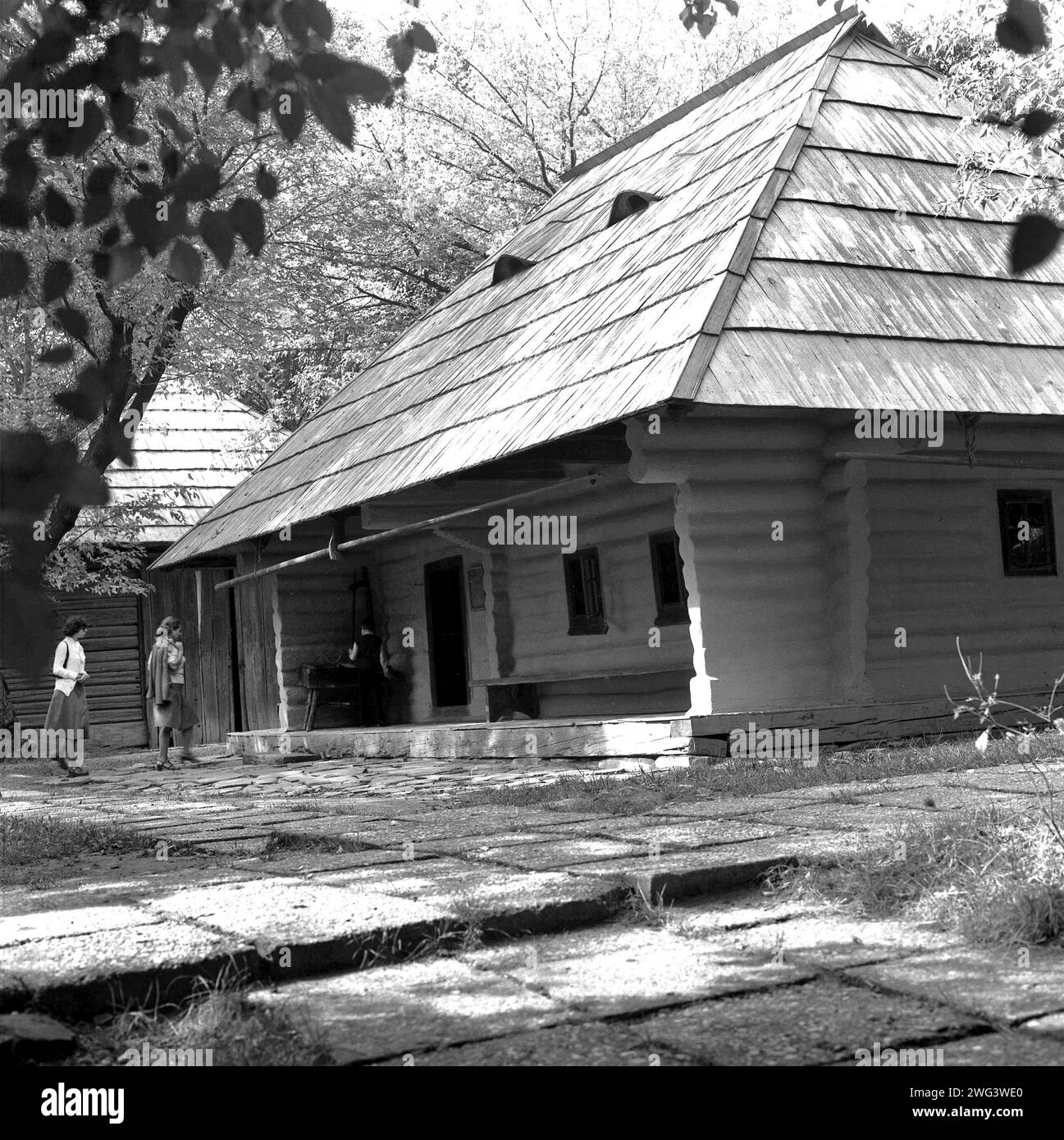 El Museo del Pueblo, Bucarest, Rumanía, aproximadamente 1977. Una casa del siglo XVIII del condado de Suceava. Foto de stock