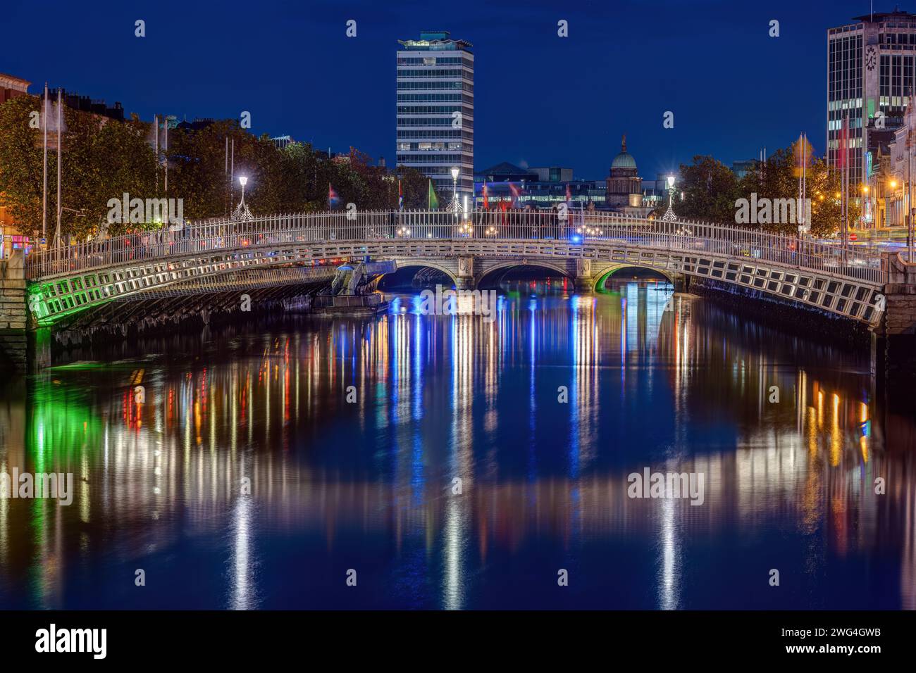 El Puente Ha'penny, un punto de referencia de Dublín, por la noche Foto de stock