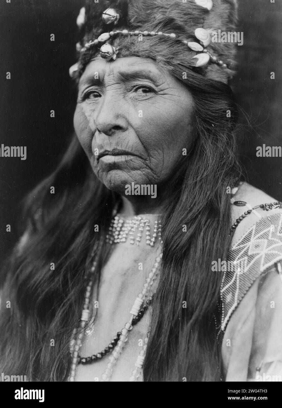 Mujer Klamath, retrato de cabeza y hombros, mirando a la izquierda, c1923. Foto de stock