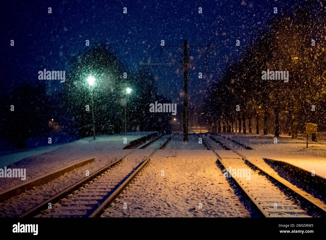 pistas de tranvía en la ciudad de invierno nocturno Foto de stock