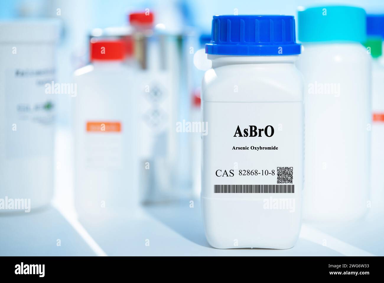 AsBrO arsénico oxibromuro CAS 82868-10-8 sustancia química en envases de laboratorio de plástico blanco Foto de stock