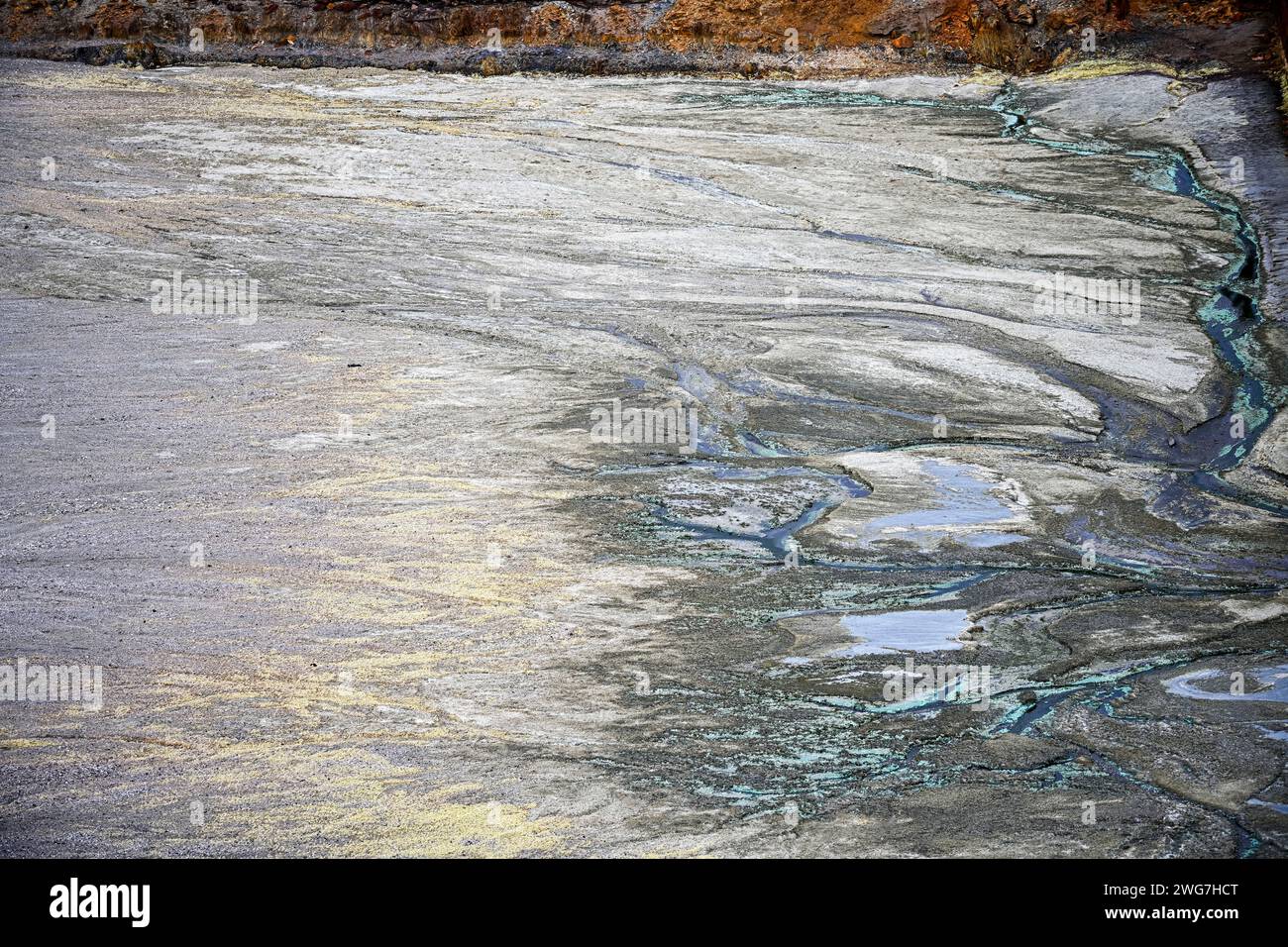 Trazas minerales y arroyos ácidos en Río Tinto Foto de stock