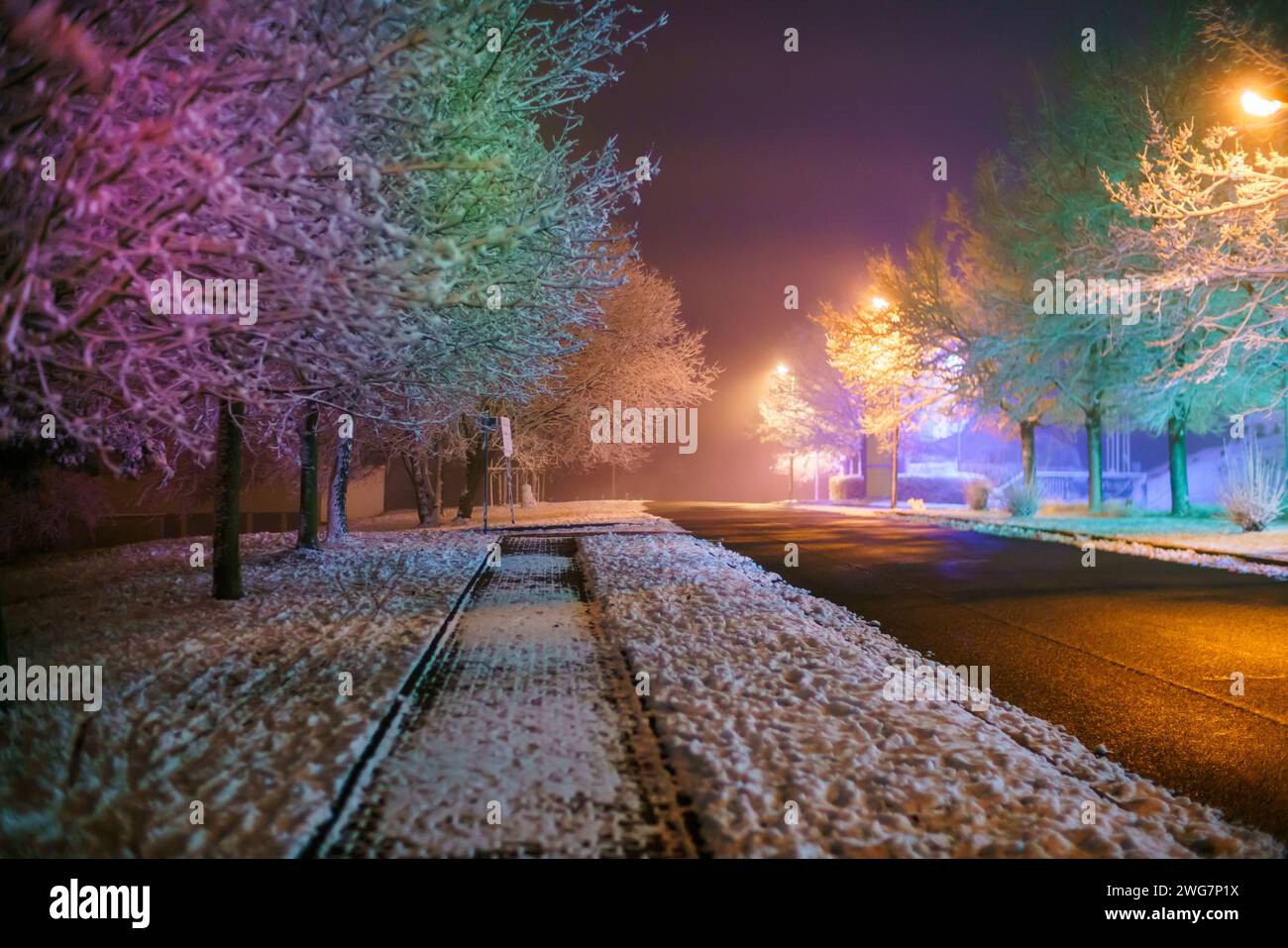 paisaje de una ciudad nocturna de invierno coloreada con iluminaciones multicolores Foto de stock