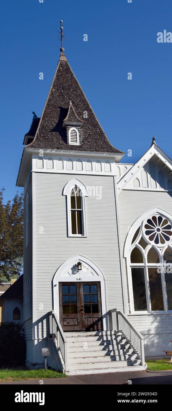 La Iglesia en Redmond, Oregón, se llama Primera Iglesia Presbiteriana. Tiene batidos de madera en el campanario con filiano de metal en la parte superior. La Iglesia está ahora cerrada y. Foto de stock