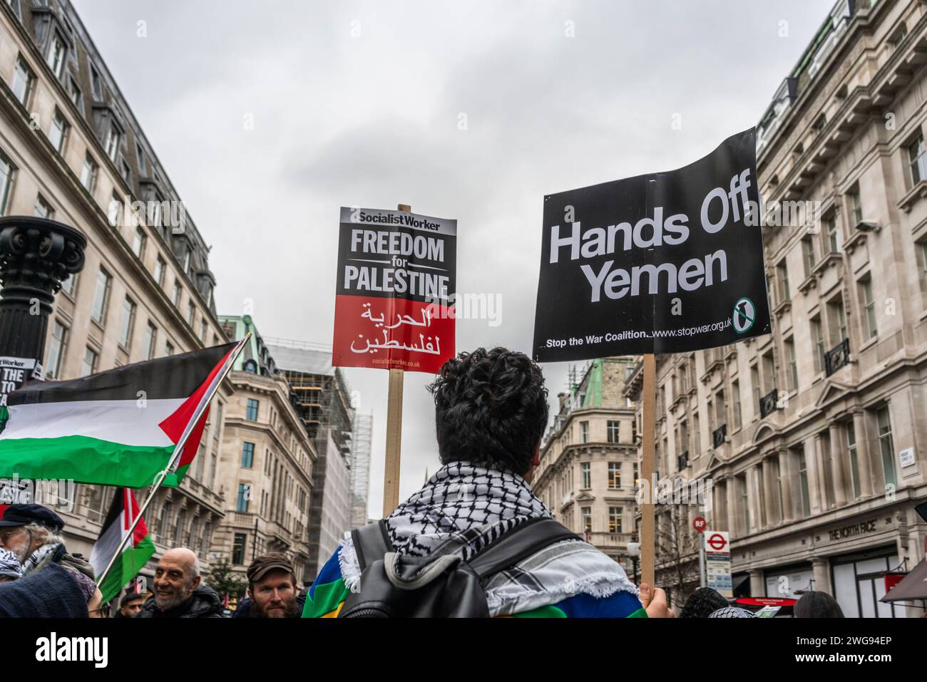 Londres, Reino Unido. 3 de febrero de 2024. Libertad para Palestina y Manos fuera de las banderas de Yemen sostenidas por activistas por la paz y manifestantes durante la marcha pro-Palestina a través de Oxford Street en Soho, Londres Foto de stock