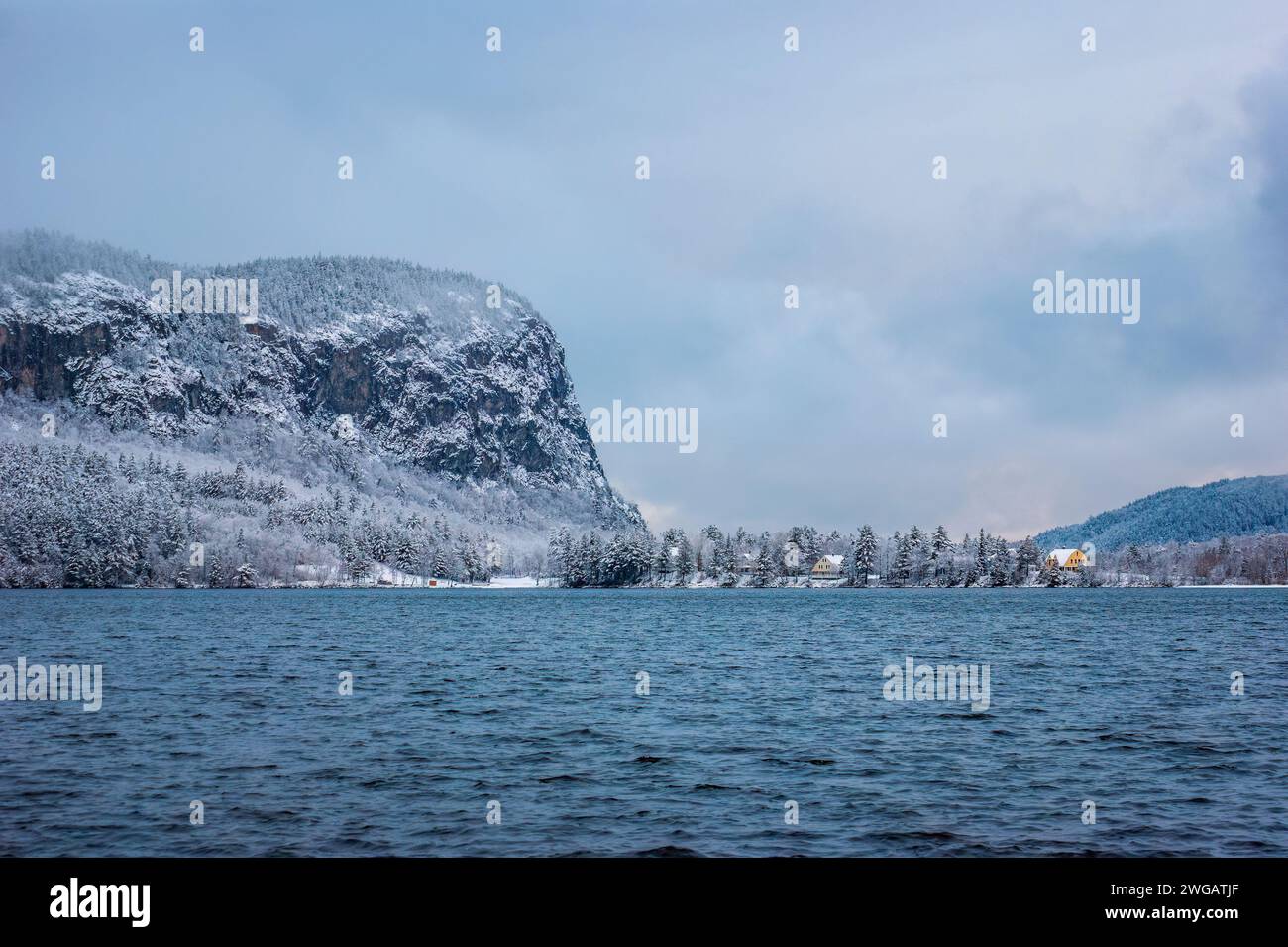 Vista panorámica del monte Kineo a través del lago Moosehead, como se ve desde Rockwood Town Landing. Un paisaje cubierto de nieve después de una tormenta de invierno. Maine, Estados Unidos Foto de stock