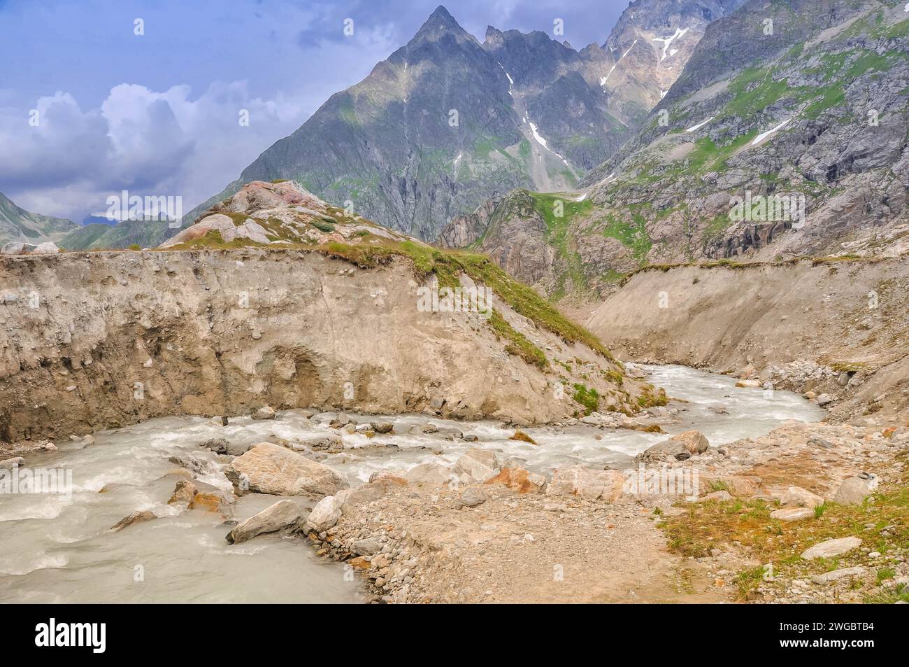 Arroyo glaciar a través de las montañas, Susten, Alpes suizos, Suiza Foto de stock