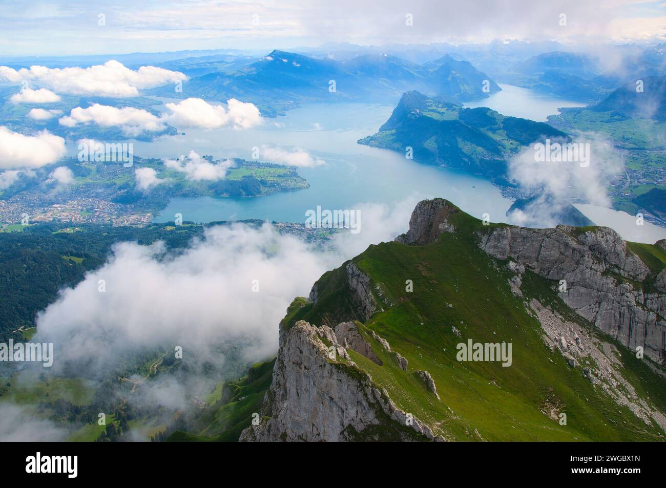 Vista aérea desde el Monte Pilatus sobre el lago de Lucerna, Suiza Foto de stock