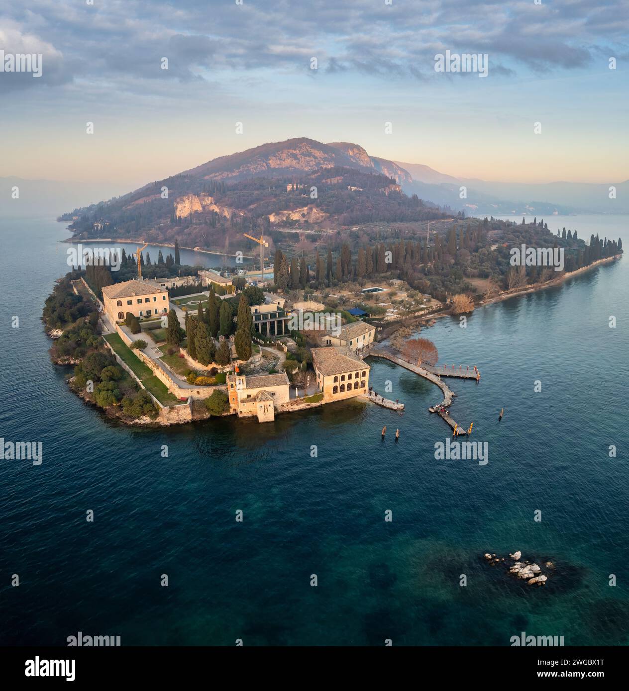 Vista aérea de la península de Punta San Vigilio, Lago de Garda, Lombardía, Italia Foto de stock