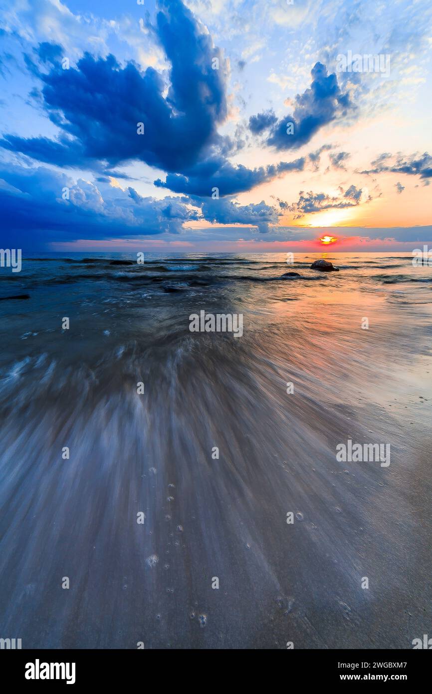 Puesta de sol azul sobre la playa del mar Báltico, Lituania Foto de stock