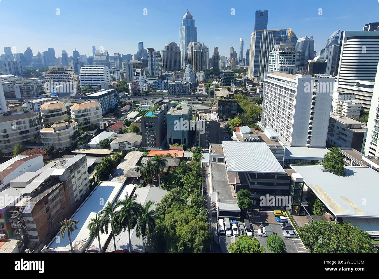 Bangkok, Tailandia - 10 de enero de 2024: Vista aérea del paisaje urbano del horizonte de Bangkok en el centro del distrito de negocios Foto de stock