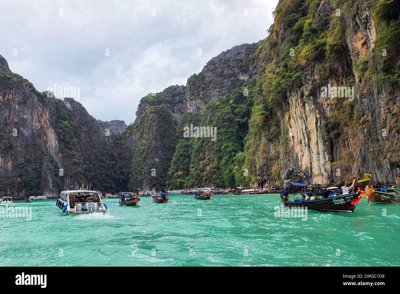 PHI Phi, Tailandia - 10 de diciembre de 2023: Increíble Bahía Maya en las Islas Phi Phi, Tailandia Foto de stock