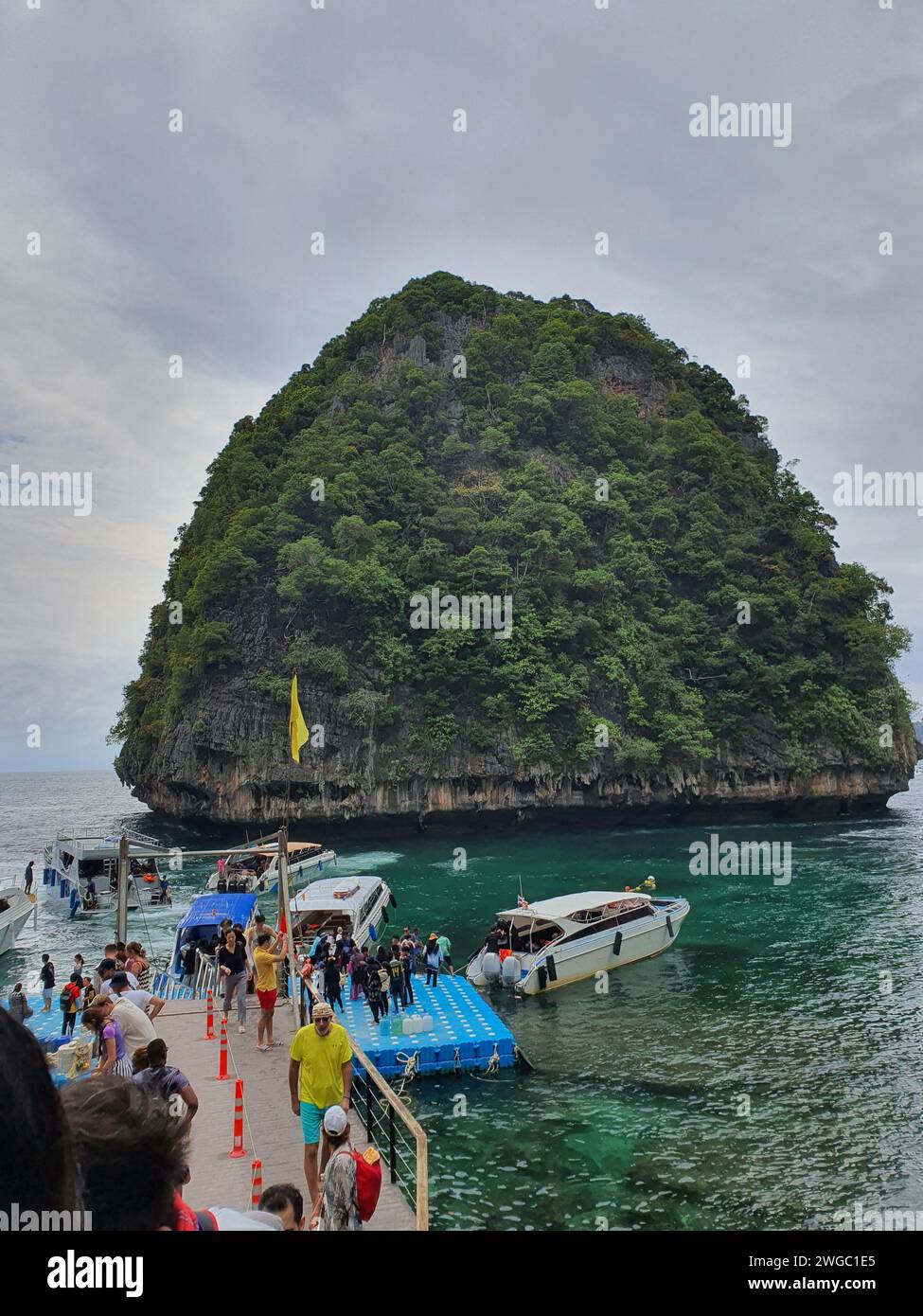 PHI Phi, Tailandia - 10 de diciembre de 2023: Increíble Bahía Maya en las Islas Phi Phi, Tailandia Foto de stock
