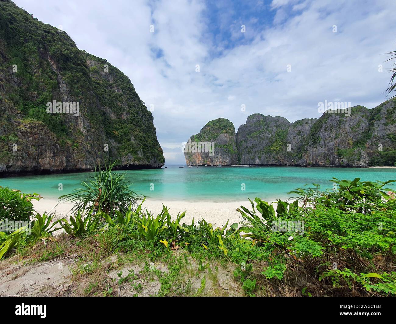 PHI Phi, Tailandia - 10 de diciembre de 2023: Increíble Bahía Maya en las Islas Phi Phi, Tailandia Foto de stock