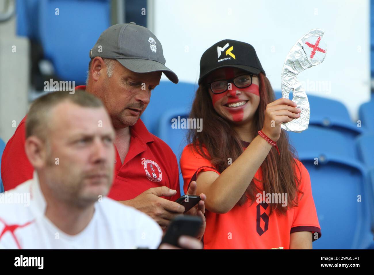 La chica Yong tiene trofeo de Tilfoil para mujer Inglaterra - España, UEFA para mujer Euro 2022, en el Brighton Community Stadium el 20 de julio de 2022 Foto de stock