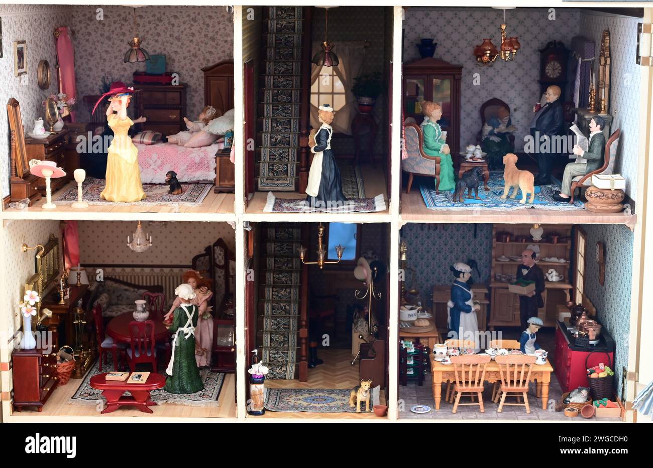 El interior de una casa de muñecas inglesas ambientada en la época victoriana. Foto de stock