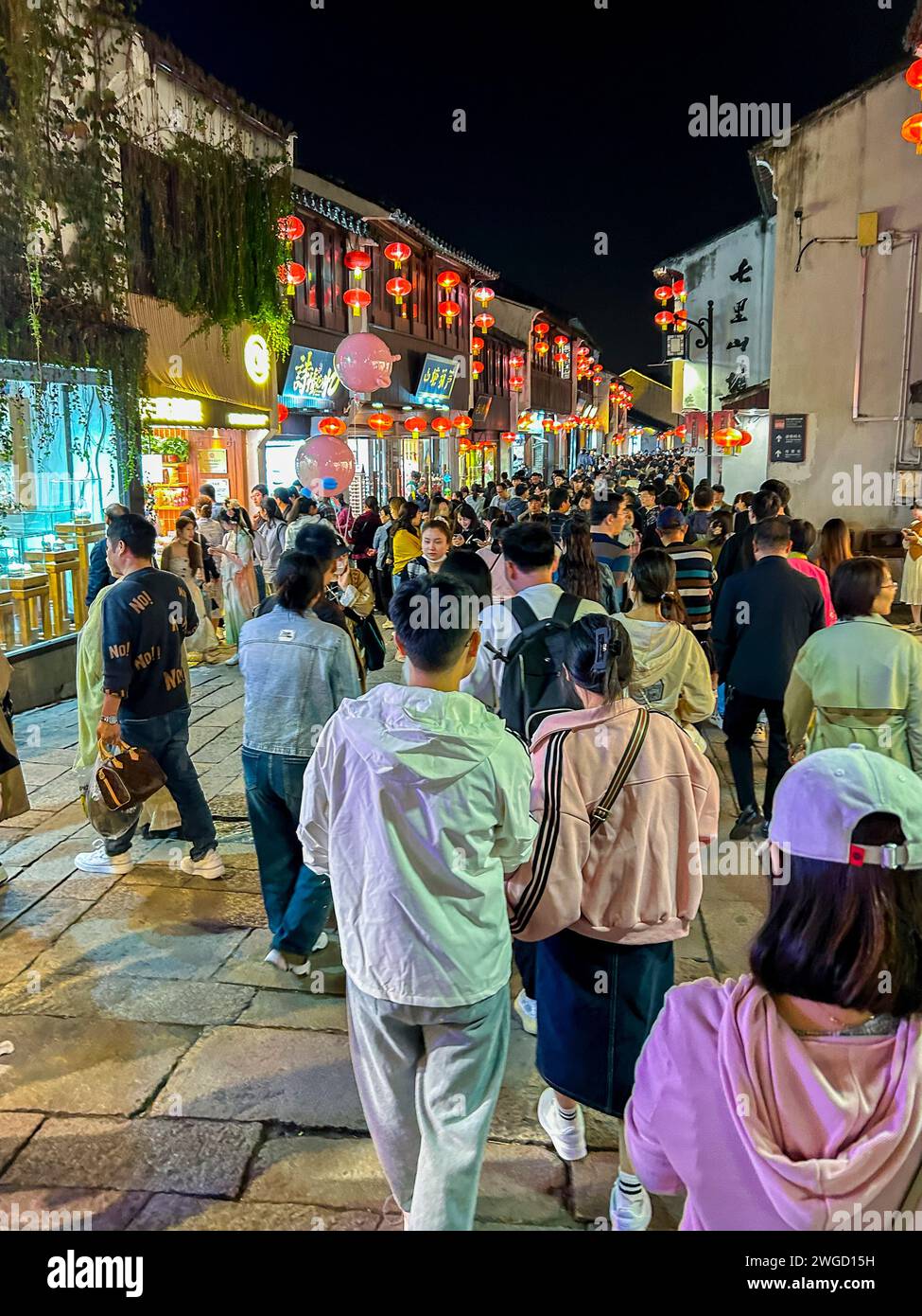Suzhou, China, China vieja, centro de la ciudad vieja china, escenas de la calle, gente de la multitud, turistas chinos, visitando, Foto de stock