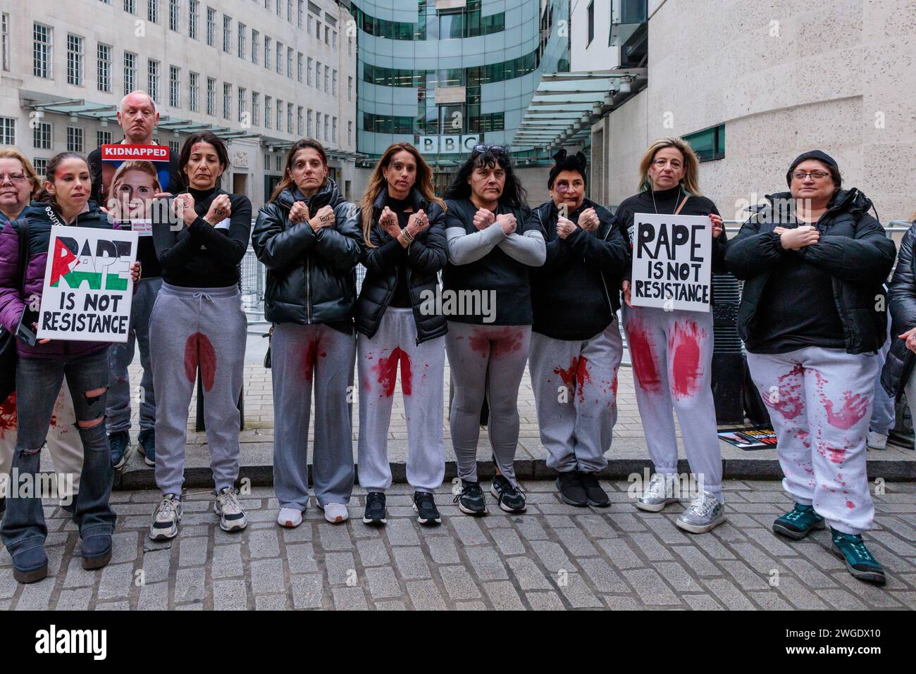 Portland Place, Londres, Reino Unido. 4 de febrero de 2024. Un mitin pro Israel realizado frente a la sede de la BBC en Londres pidió una interrupción inmediata en el silencio de los medios sobre la violencia sexual cometida por Hamas y la difícil situación de las 30 mujeres que aún están cautivas en Gaza. A principios de esta semana, se supo la noticia de que un empleado de la BBC publicó contenido antisemita y negación del Holocausto en publicaciones de redes sociales. La emisora nacional ya ha sido objeto de escrutinio por prejuicios antijudíos en sus informes sobre la guerra entre Israel y Hamás Foto de Amanda Rose/Alamy Live News Foto de stock