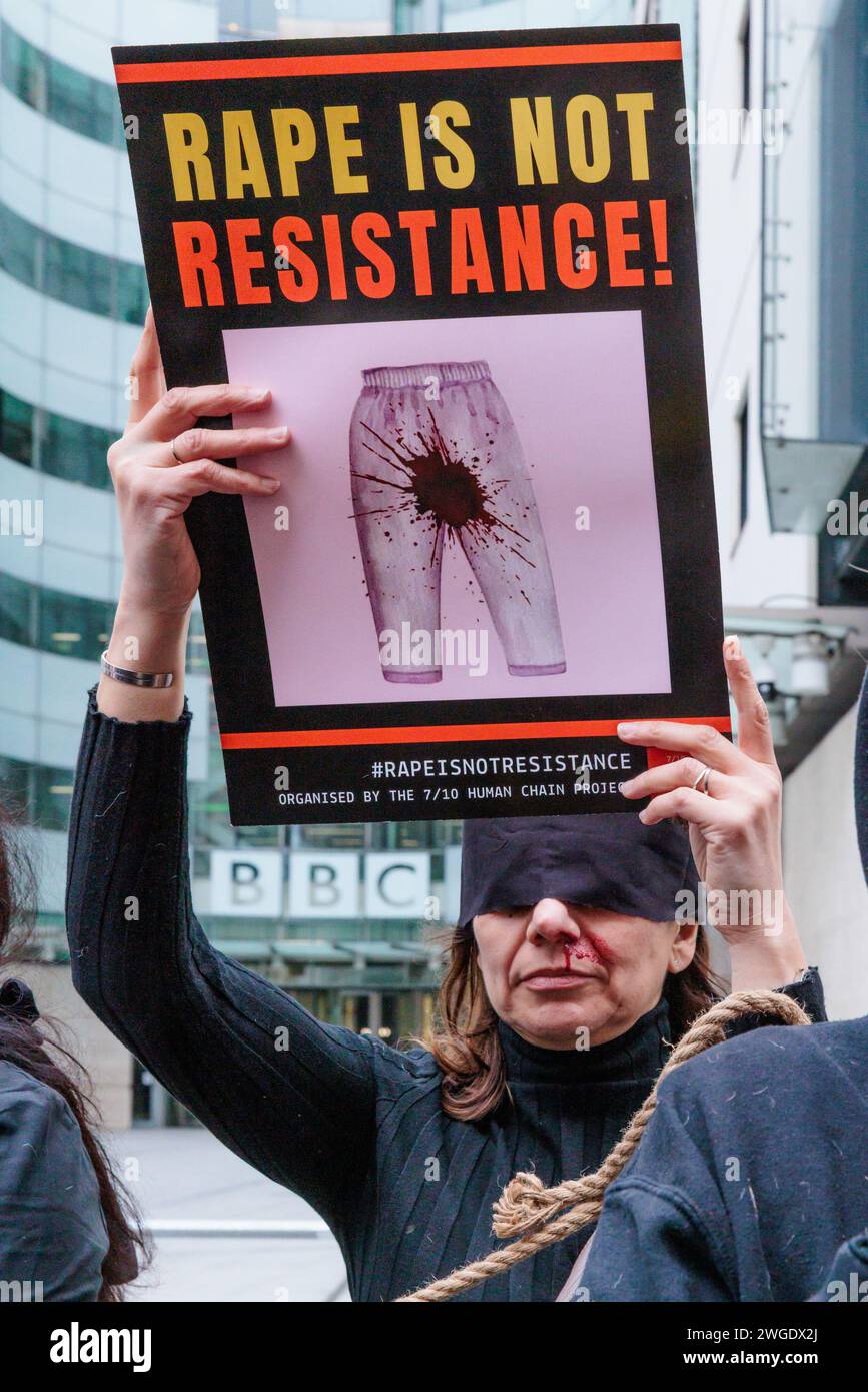 Portland Place, Londres, Reino Unido. 4 de febrero de 2024. Un mitin pro Israel realizado frente a la sede de la BBC en Londres pidió una interrupción inmediata en el silencio de los medios sobre la violencia sexual cometida por Hamas y la difícil situación de las 30 mujeres que aún están cautivas en Gaza. A principios de esta semana, se supo la noticia de que un empleado de la BBC publicó contenido antisemita y negación del Holocausto en publicaciones de redes sociales. La emisora nacional ya ha sido objeto de escrutinio por prejuicios antijudíos en sus informes sobre la guerra entre Israel y Hamás Foto de Amanda Rose/Alamy Live News Foto de stock