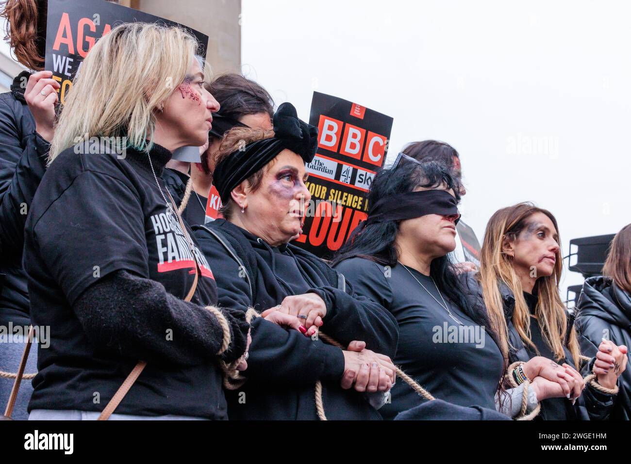 Portland Place, Londres, Reino Unido. 4 de febrero de 2024. Un mitin pro Israel realizado frente a la sede de la BBC en Londres pidió una interrupción inmediata en el silencio de los medios sobre la violencia sexual cometida por Hamas y la difícil situación de las 30 mujeres que aún están cautivas en Gaza. A principios de esta semana, se supo la noticia de que un empleado de la BBC publicó contenido antisemita y negación del Holocausto en publicaciones de redes sociales. La emisora nacional ya ha sido objeto de escrutinio por prejuicios antijudíos en sus informes sobre la guerra entre Israel y Hamás Foto de Amanda Rose/Alamy Live News Foto de stock