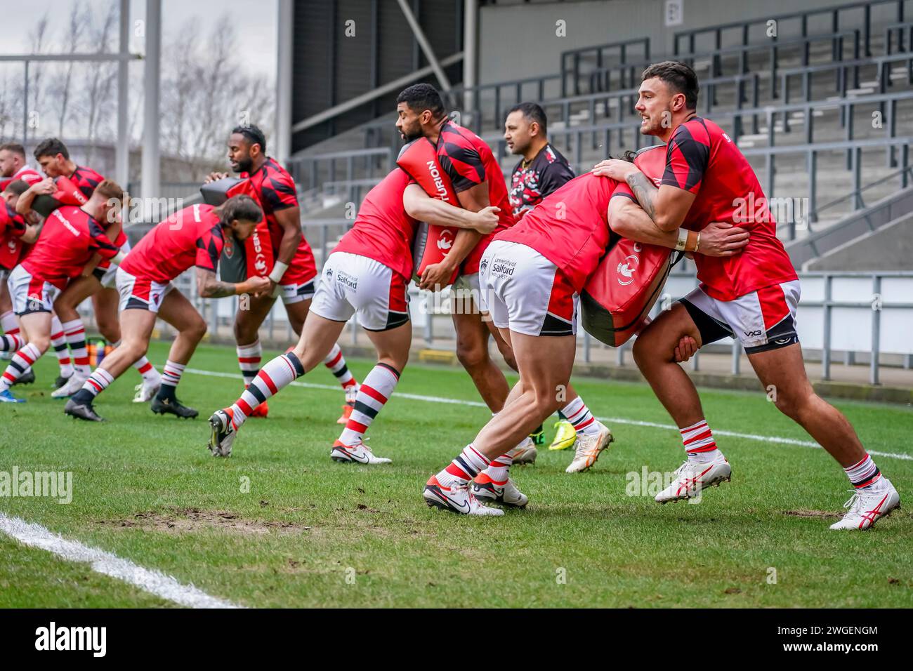 St Helens, Reino Unido, 4 de febrero de 2024. La práctica de tackle en el amistoso de la Super Liga Betfred St Helens vs Salford Red Devils en Totally Wicked Stadium, St Helens, Reino Unido, 4 de febrero de 2024 Crédito: James Giblin/Alamy Live News Foto de stock