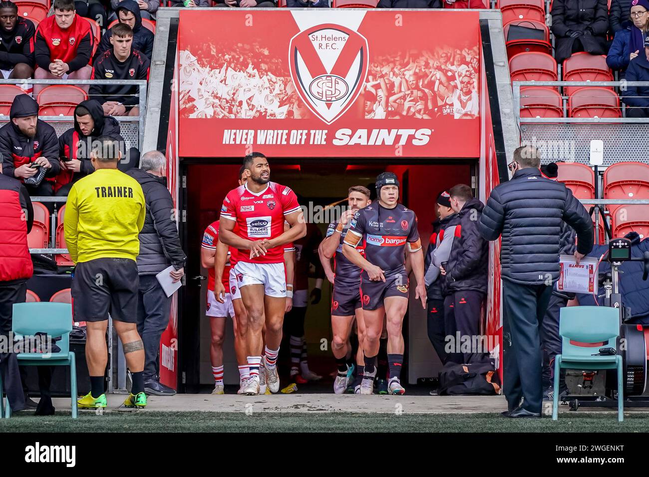 St Helens, Reino Unido, 4 de febrero de 2024. Los equipos que entran al campo en el amistoso de la Super Liga Betfred St Helens vs Salford Red Devils en Totally Wicked Stadium, St Helens, Reino Unido, 4 de febrero de 2024 Crédito: James Giblin / Alamy Live News Foto de stock