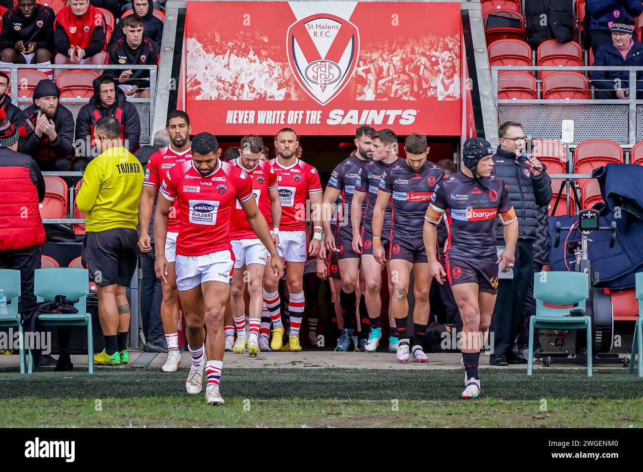 St Helens, Reino Unido, 4 de febrero de 2024. Los equipos que entran al campo en el amistoso de la Super Liga Betfred St Helens vs Salford Red Devils en Totally Wicked Stadium, St Helens, Reino Unido, 4 de febrero de 2024 Crédito: James Giblin / Alamy Live News Foto de stock