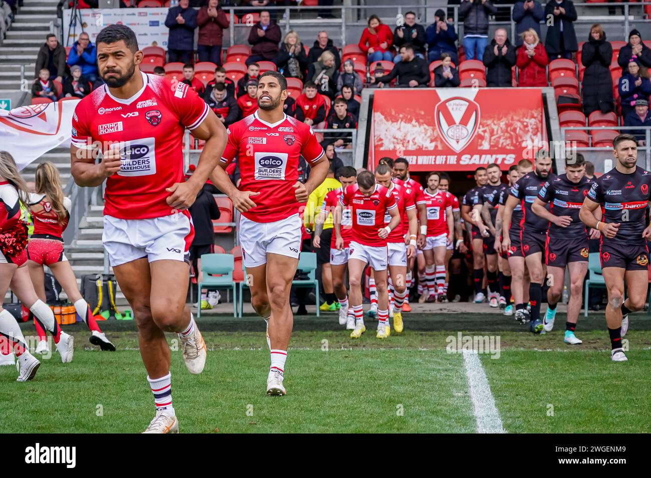 St Helens, Reino Unido, 4 de febrero de 2024. Los equipos que entran al campo en el amistoso de la Super Liga Betfred St Helens vs Salford Red Devils en Totally Wicked Stadium, St Helens, Reino Unido, 4 de febrero de 2024 Crédito: James Giblin / Alamy Live News Foto de stock