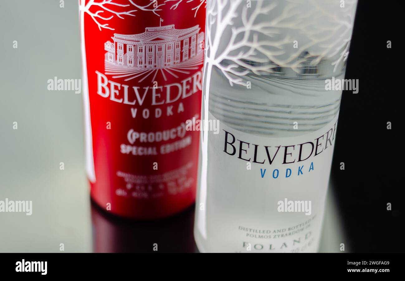 LONDRES, Reino Unido - 18 DE ENERO de 2024 El vodka Belvedere original está escondido en botellas rojas metálicas. La mitad del dinero ganado de ediciones especiales es terrible Foto de stock