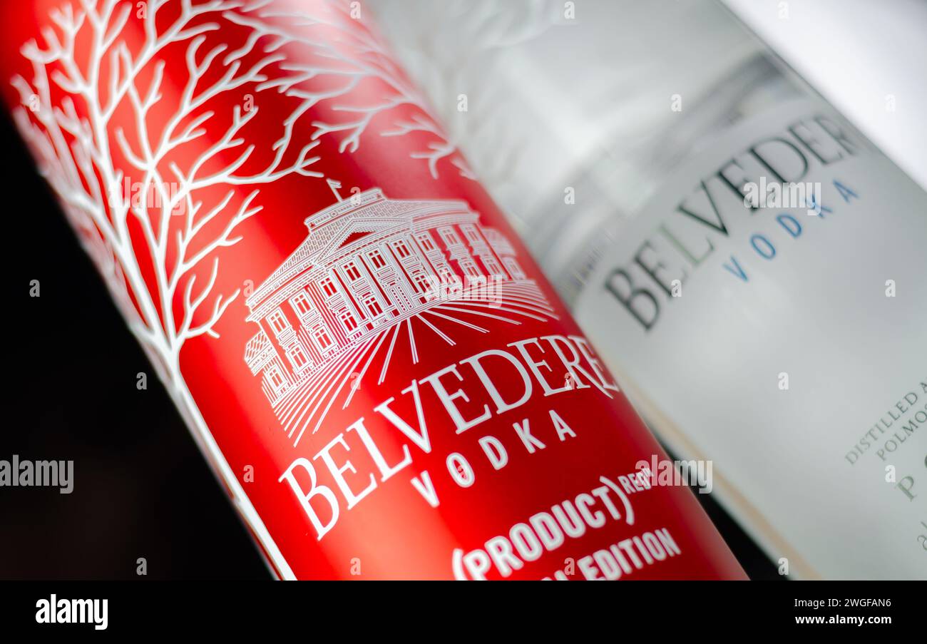 LONDRES, Reino Unido - 18 DE ENERO de 2024 El vodka Belvedere original está escondido en botellas rojas metálicas. La mitad del dinero ganado de ediciones especiales es terrible Foto de stock