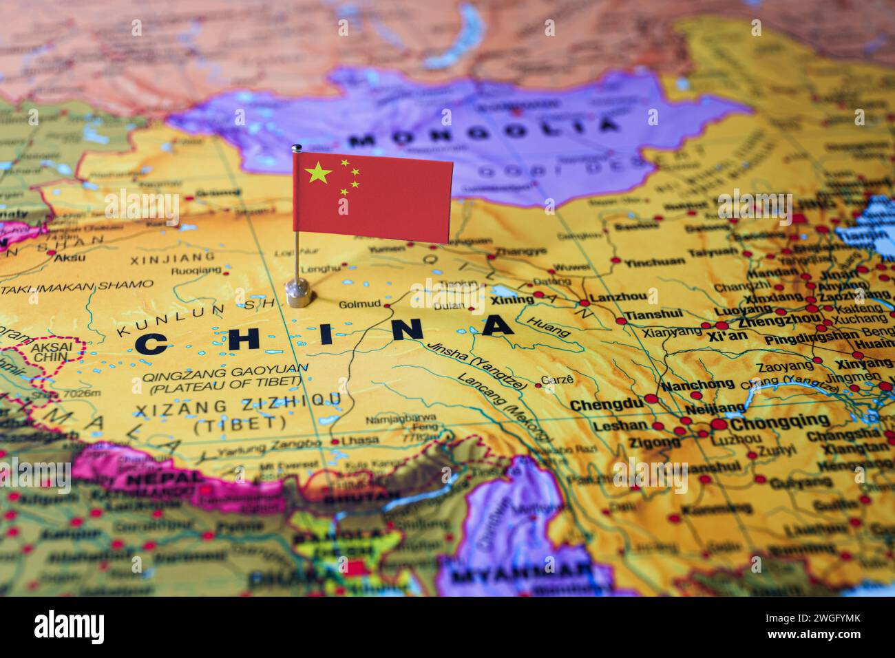 China bandera de China en el mapa político global. República Popular de China. Foto de alta calidad Foto de stock