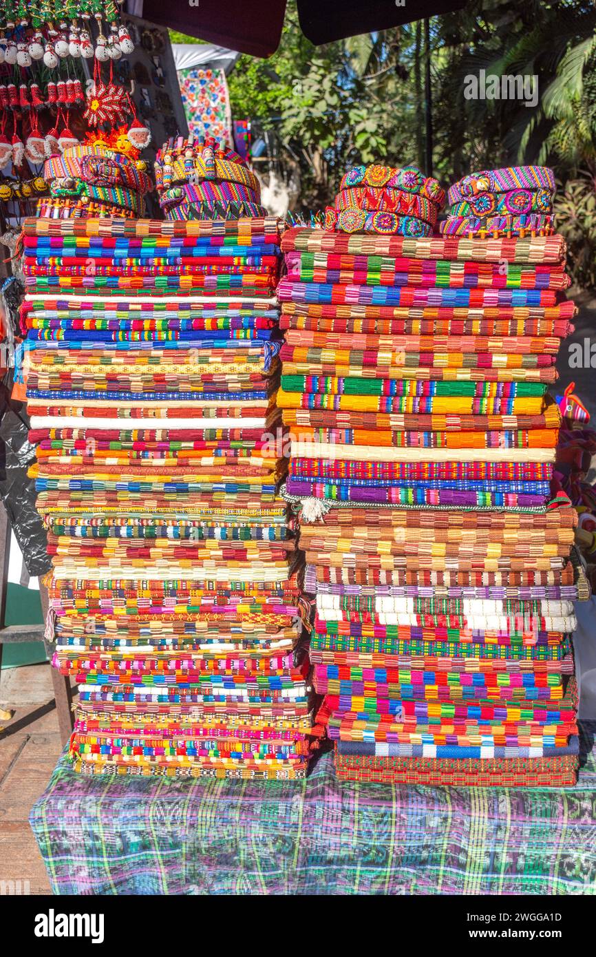 Alfombras artesanales de souvenirs locales en venta en el puerto de cruceros, Puerto de Quetzal, Departamento de Escuintla, República de Guatemala Foto de stock