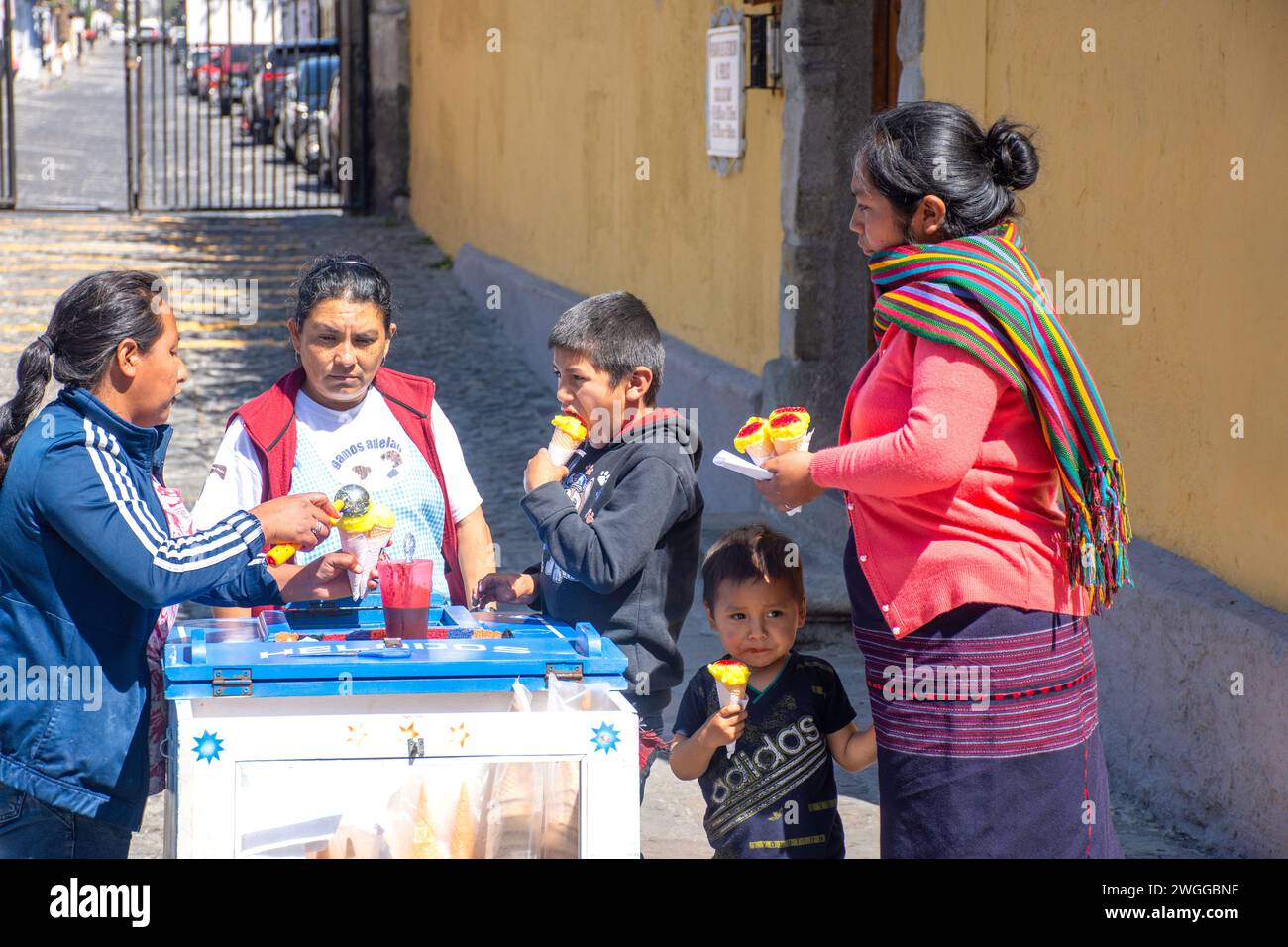 Vendedor de helados por la Iglesia de San Francisco el Grande, Antigua, Departamento de Sacatepéquez, República de Guatemala Foto de stock