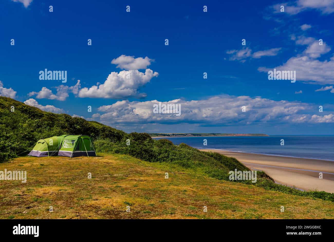Wild Camping. Tienda de campaña en los acantilados cerca de la playa. Foto de stock