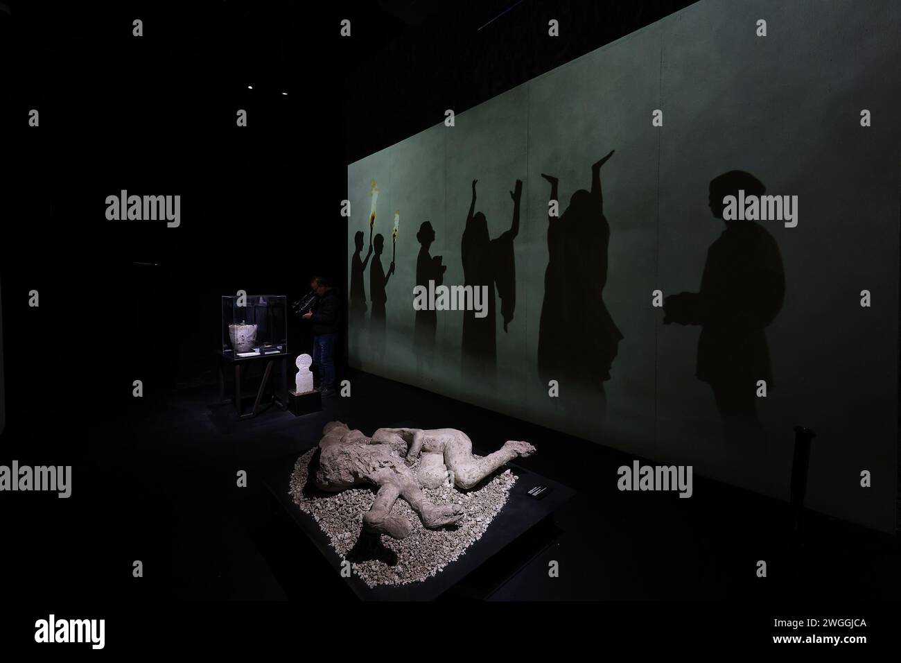 Una vista de una instalación con una proyección animada, en la exposición La otra Pompeya, dentro de las excavaciones arqueológicas de Pompeya, durante la t Foto de stock