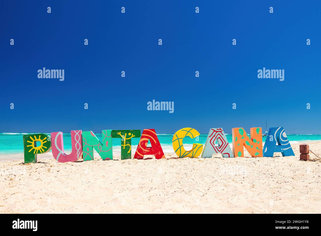 Letras de Punta Cana en la playa de Punta Cana. Texto escrito en la playa del mar Foto de stock