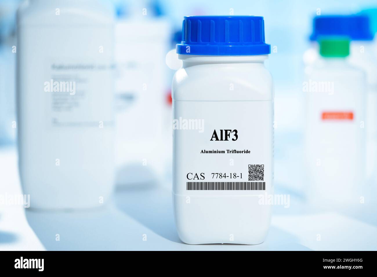AlF3 trifluoruro de aluminio CAS 7784-18-1 sustancia química en envases de laboratorio de plástico blanco Foto de stock