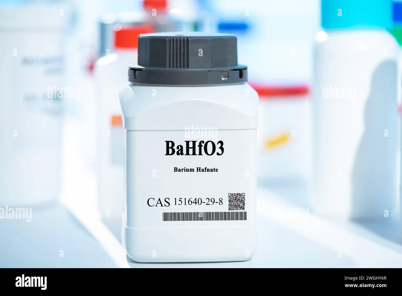BaHfO3 barium hafnate CAS 151640-29-8 sustancia química en envases de laboratorio de plástico blanco Foto de stock