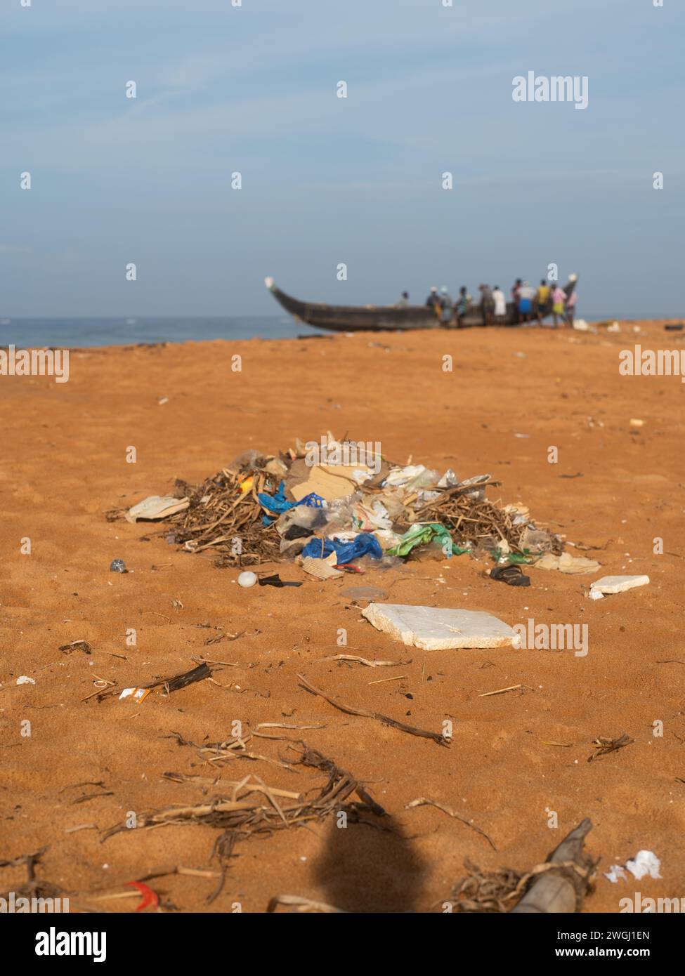 Basura en la playa. Cuestiones ecológicas en el mundo Foto de stock