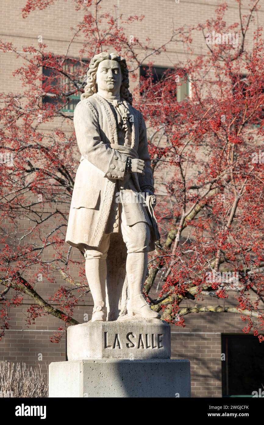 Detroit, Michigan - Una estatua de Robert Cavalier Sieur de La Salle, uno de los cuatro exploradores franceses que allanaron el camino para el asentamiento europeo de Michi Foto de stock