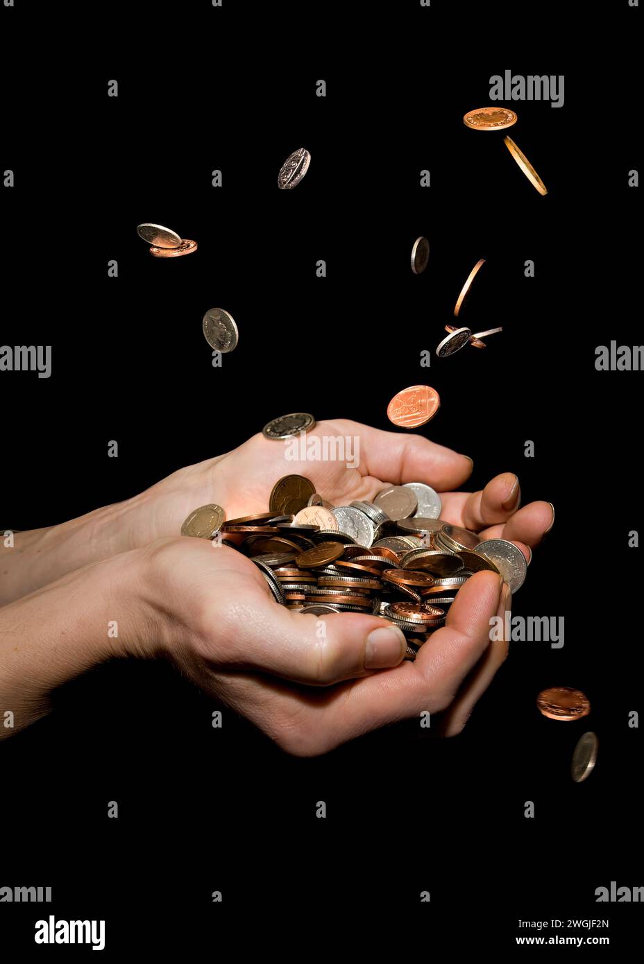 Hombre caucásico (de 42 años) con las manos que se esforzando tratando de capturar dinero, que representa el concepto de «su dinero lloviendo» o «dinero cayendo del cielo» o «p Foto de stock