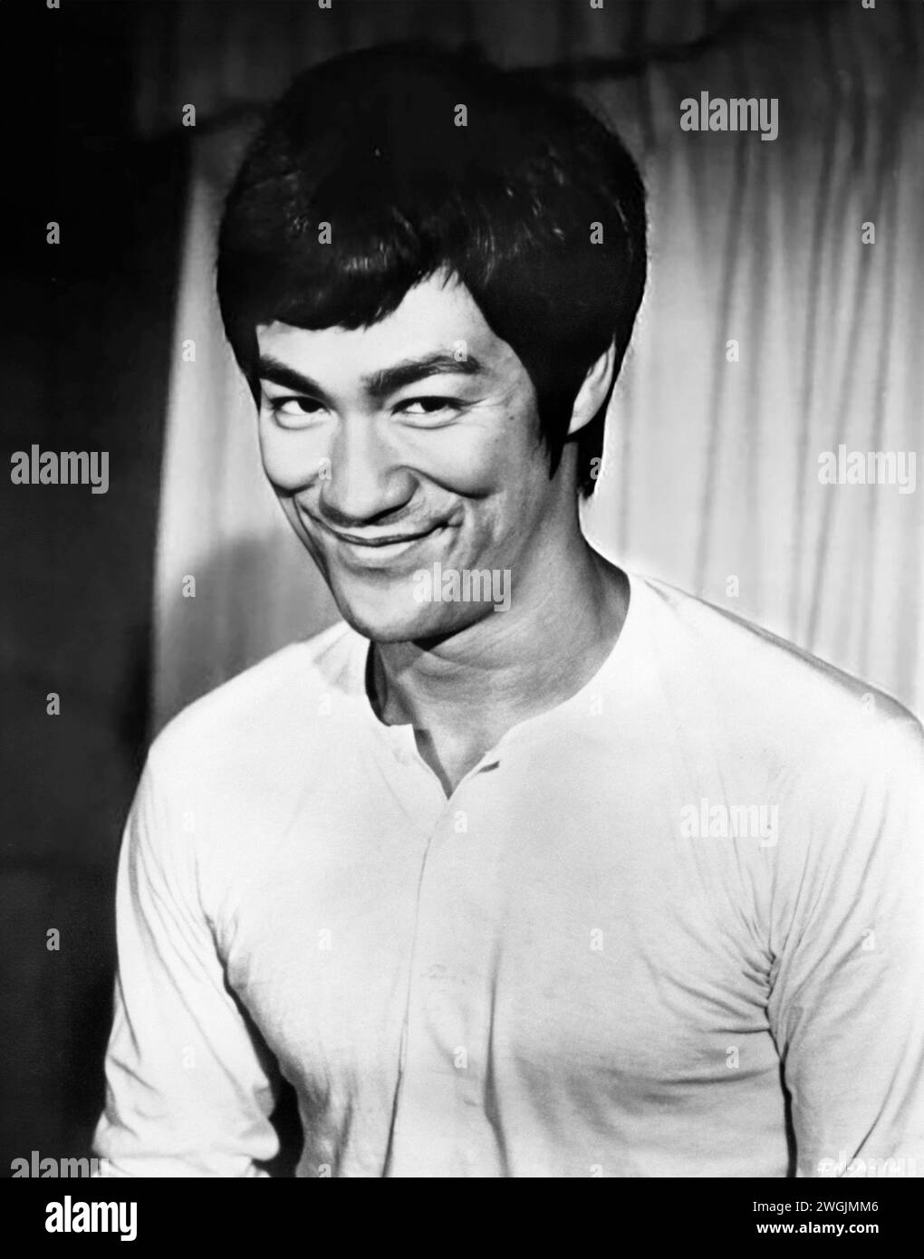Bruce Lee. Retrato del artista y actor marcial estadounidense de Hong Kong, Bruce Lee (nacido en Lee Jun-fan,, 1940-1973)f rom La película Puños de furia (también conocido como El gran jefe), c. 1971 Foto de stock